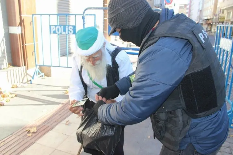 Özel Harekat Sur’da halka ekmek dağıttı!