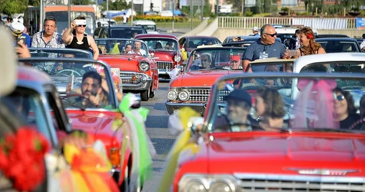 Adana’da sanatçılar halkı selamladı