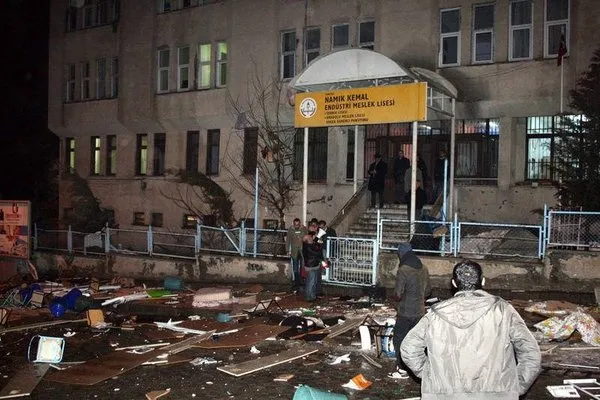 Tunçeli'de öğrenciler yurdu ateşe verdi