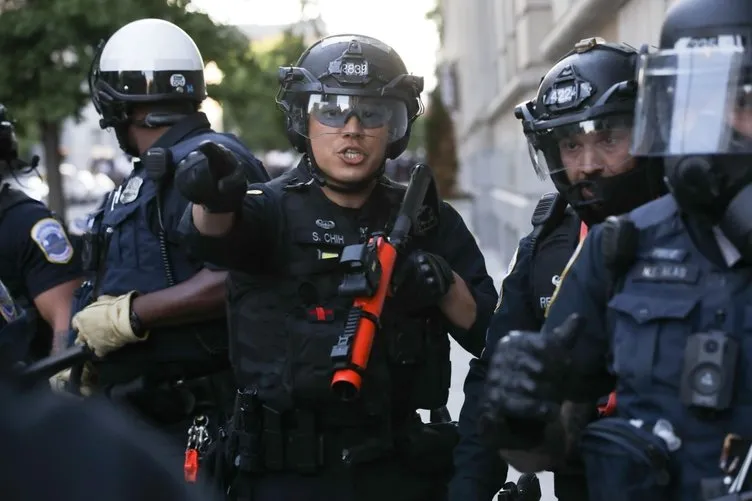 ABD'de öfke kaosa döndü| Washington'da sokağa çıkma yasağı ilan edildi! George Floyd'un öldürülmesinin ardından başlayan protestolarda son dakika gelişmeler...