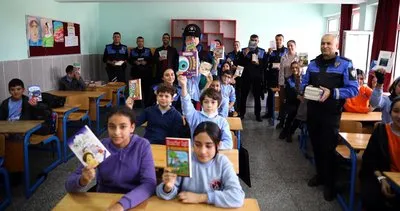 Polisten eğitime ‘kitap’ jesti #adana Polisten eğitime ‘kitap’ jesti #adana