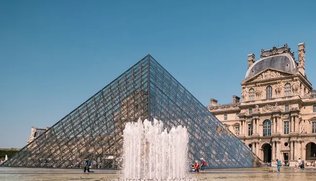 son-dakika-7-dakikada-dudak-ucuklatan-soygun-louvre-muzesinden-calinan-eserlerin-bedelleri-ortaya-cikti-1761119160591.jpg (1093×628)