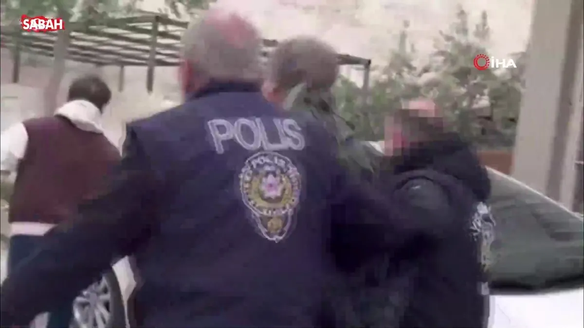 49 yıl hapis cezası bulunan firari hükümlü sahte kimlikle yakalandı | Video videosunu izle 49 yıl hapis cezası bulunan firari hükümlü sahte kimlikle yakalandı | Video videosunu izle