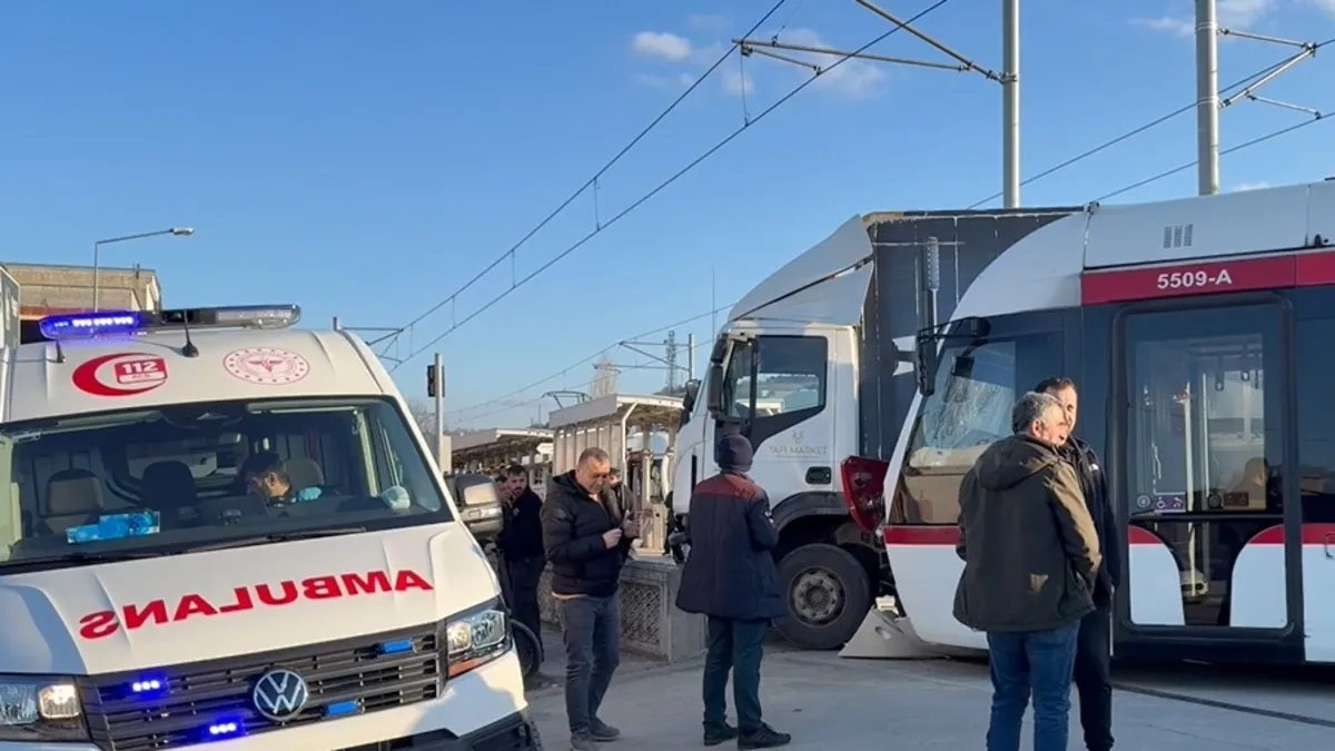 Samsun’da tramvay kamyonla çarpıştı: 3 yaralı Samsun’da tramvay kamyonla çarpıştı: 3 yaralı