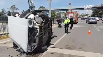 Haliliye'de otomobil yan yattı