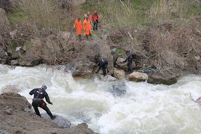 feleknaz-keskin-165-personel-ve-8-dron-ile-araniyor-1746124178982.jpeg