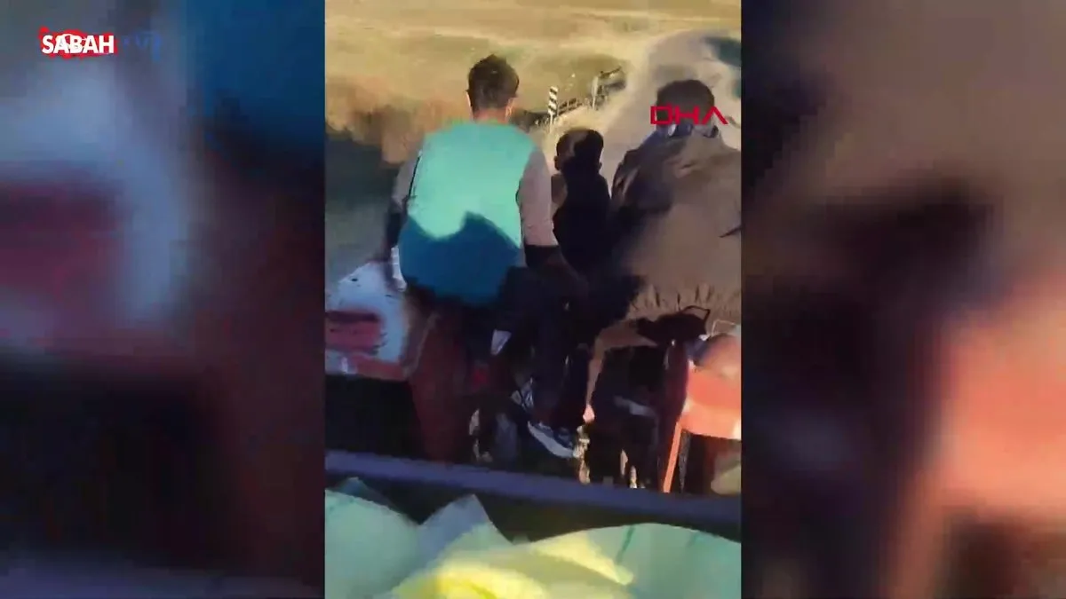 Seyahat ettiği traktörün devrildiği kazayı böyle görüntüledi | Video videosunu izle Seyahat ettiği traktörün devrildiği kazayı böyle görüntüledi | Video videosunu izle