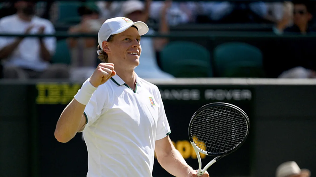 Wimbledon tenis turnuvasında mücadele eden tenisçiler