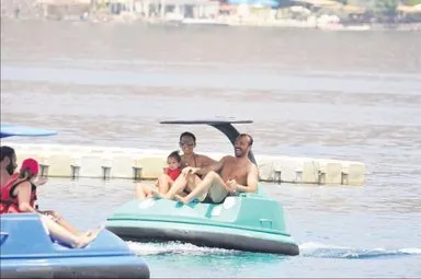 Demet Akalın kürkçü dükkanına geri döndü