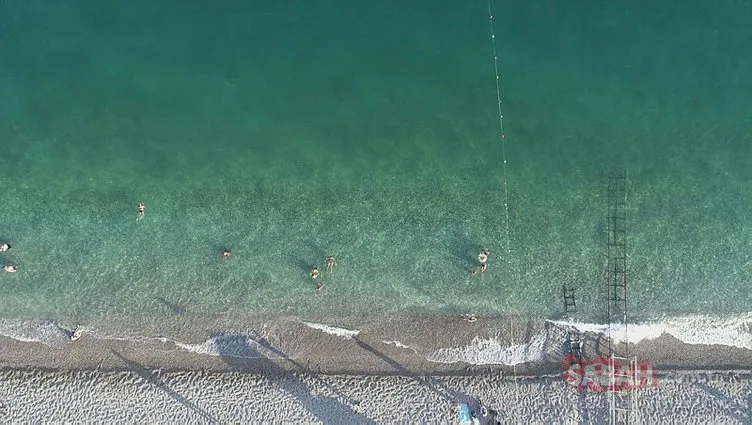 Dünyaca ünlü Konyaaltı Sahili’nde deniz suyunun rengi değişti
