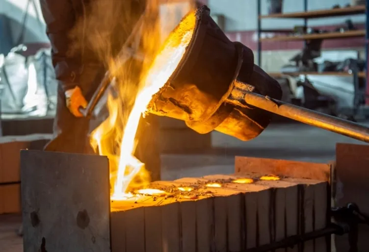 Erimiş alüminyum fırınına düşen işçi şoke etti! 720 derecede yaşam mücadelesi verdi