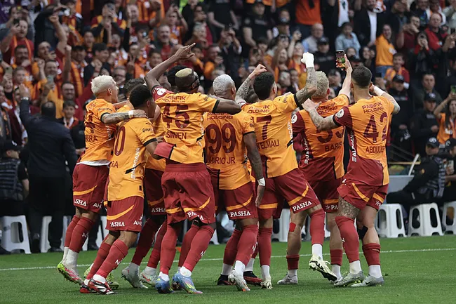 galatasarayda-tarihi-an-fernando-muslera-13-sezon-sonra-gol-atti-1747592349158.jpg