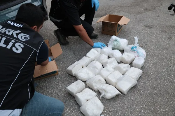 tarsusta-31-kilo-550-gram-metamfetamin-ile-ele-gecirilen-7-kisi-tutuklandi-1759075977797.jpg