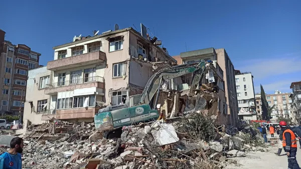 gocuk-altinda-2-saat-kaldi-cikinca-komsularini-kurtardi-1676446338589.jpg