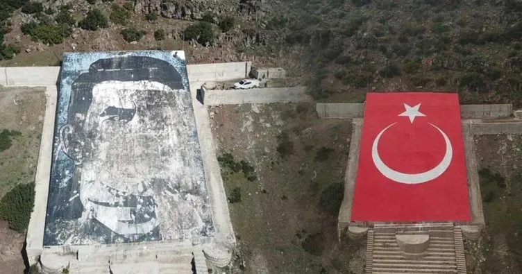 Teröristbaşının posterinin yerine dev Türk Bayrağı
