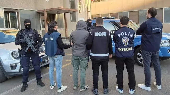 son-dakika-baris-boyun-cetesine-italyada-safak-baskini-bilgiler-turk-polisinden-4-supheli-yakalandi-1766122841108.jpg