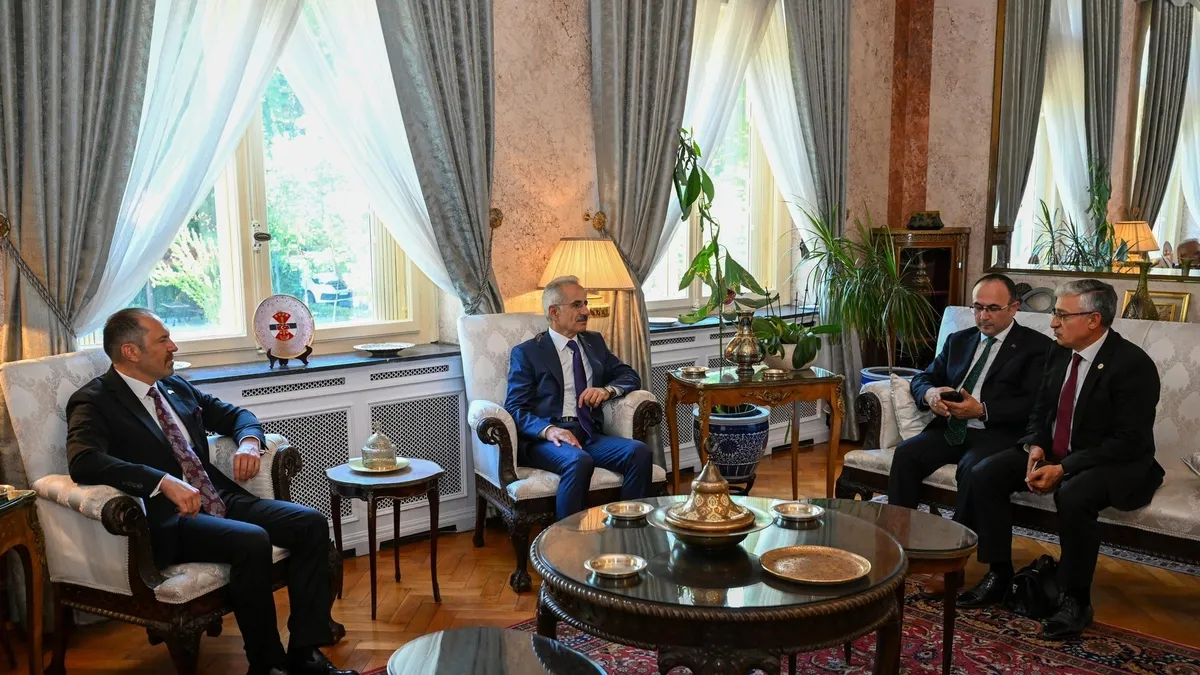 Bakan Uraloğlu’ndan Türkiye’nin Bükreş Büyükelçiliği’ne ziyaret Bakan Uraloğlu’ndan Türkiye’nin Bükreş Büyükelçiliği’ne ziyaret