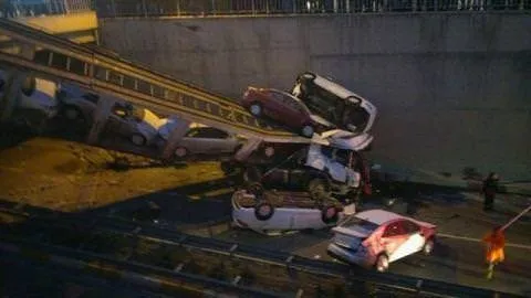 TIR alt geçide böyle uçtu