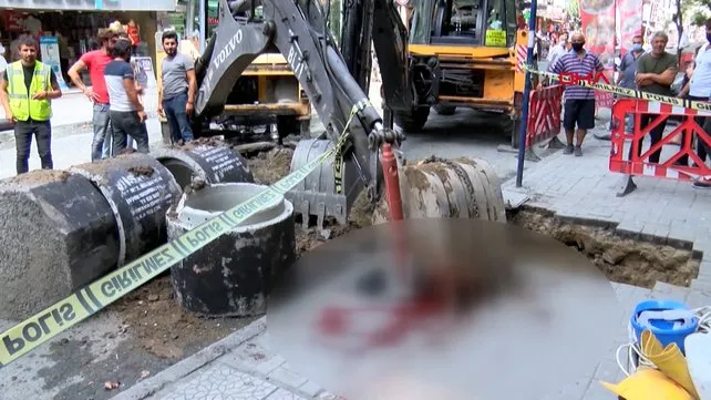 Son Dakika Haberi: İstanbul'da Bakırköy'de korkunç ölüm! İş makinesinin kepçesi ikiye böldü | Video