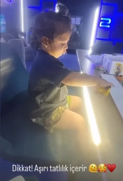 Fahriye Evcen iki oğluyla tatile çıktı! İşte Fahriye Evcen’in sosyal medyaya damga vuran mayolu pozları!