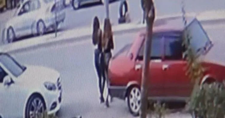 Minibüs 2 genç kızı 50 metre savurdu! Mahalleli şoförü linç etmek istedi