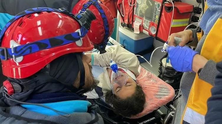 SON DAKİKA: Deprem’de 90. saat mucizesi! 10 günlük Yağız bebek ve annesi herkesi ağlattı