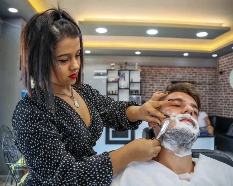 Erkek berberi Dilek ve Zeynep, ustalık için gün sayıyor