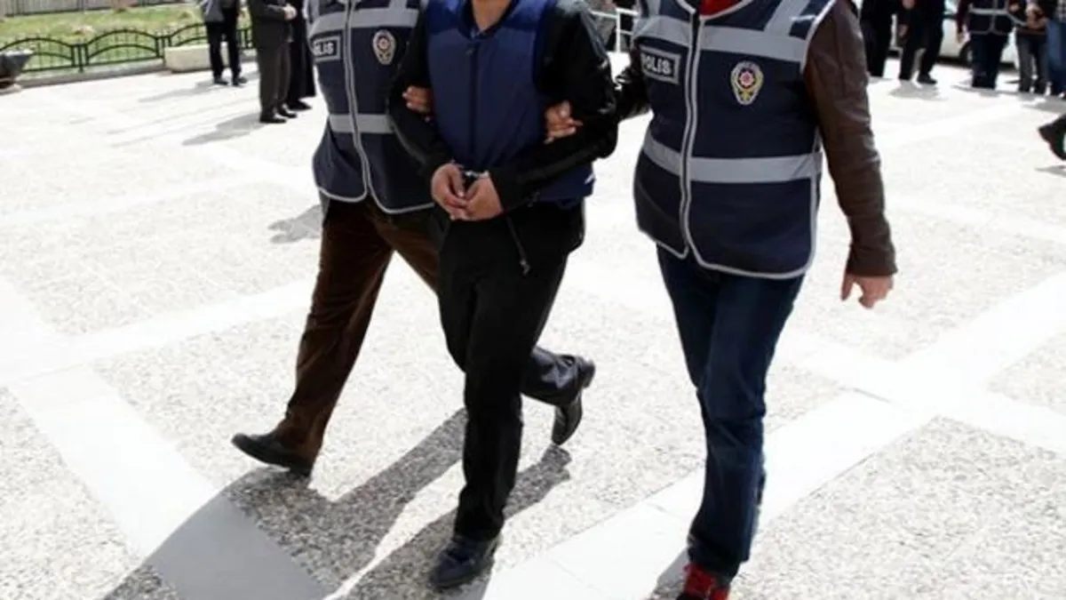 İstanbul’da organize suç örgütüne yönelik operasyonda yakalanan 15 zanlı adliyede İstanbul’da organize suç örgütüne yönelik operasyonda yakalanan 15 zanlı adliyede