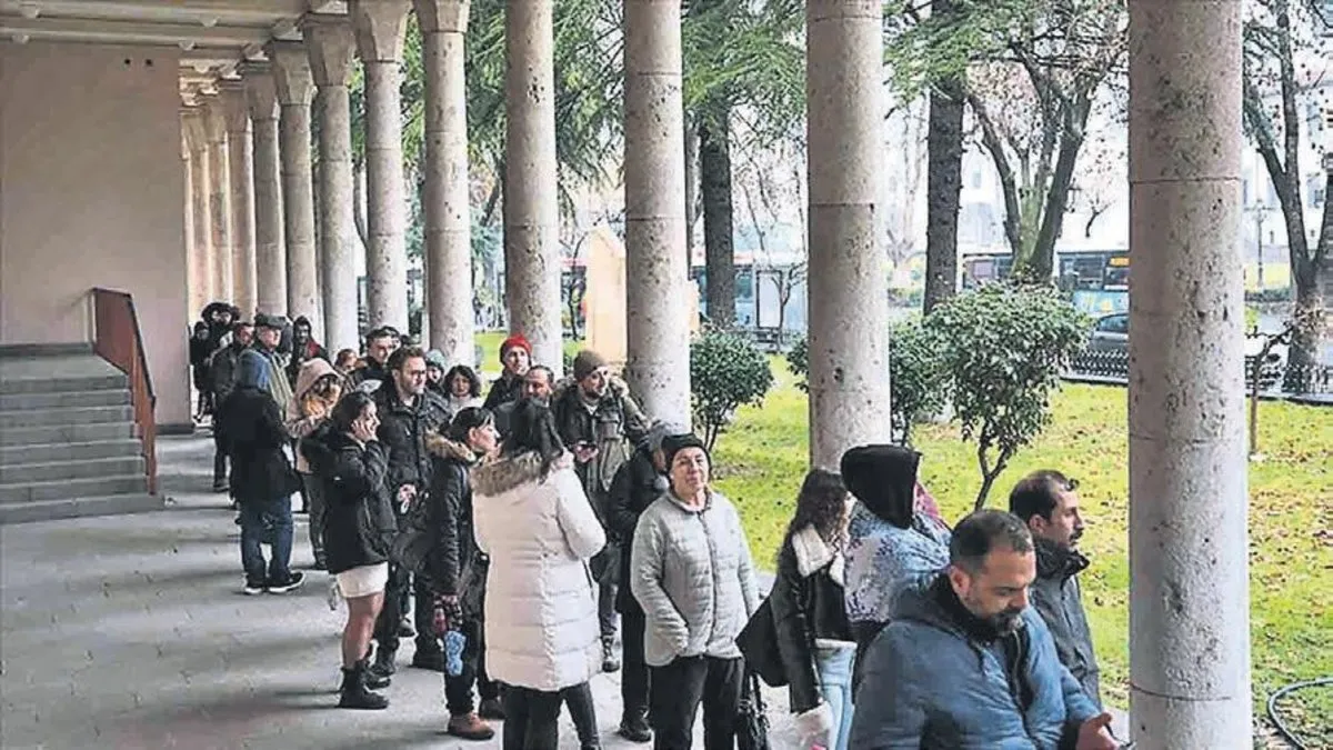 Sabah 5’te kuyruğa girdiler – Son Dakika Magazin Haberleri Sabah 5’te kuyruğa girdiler – Son Dakika Magazin Haberleri