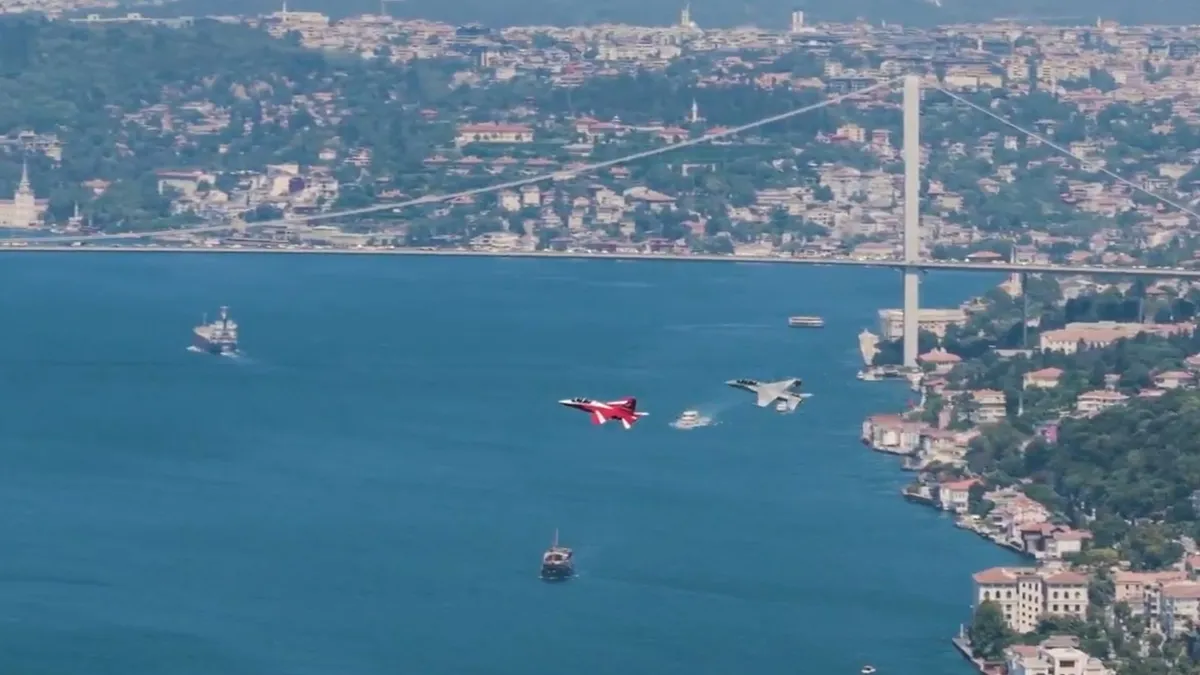 İstanbul semalarında HÜRJET rüzgarı: Boğaz'daki o anları görenler gözlerine inanamadı!