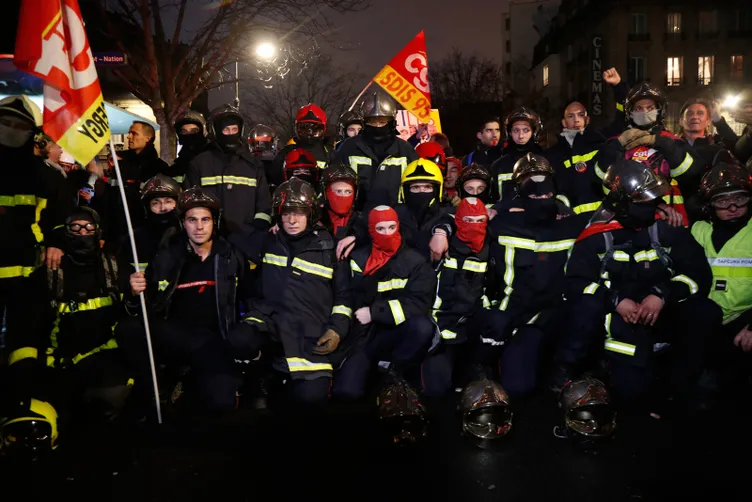 Fransa’da genel grev sürüyor: Polisten biber gazıyla müdahale