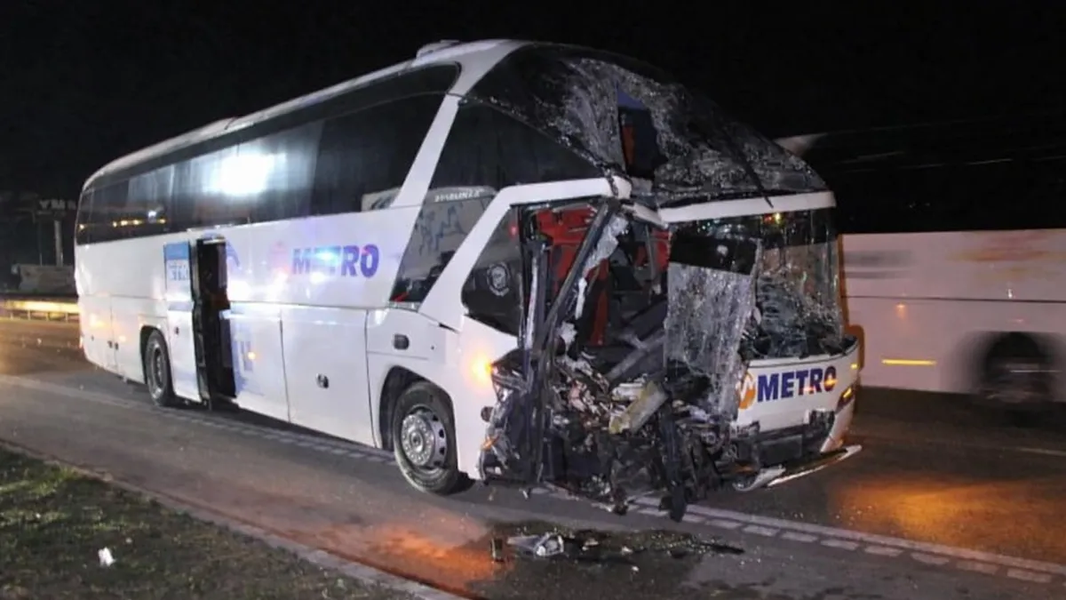 Amasya'da korkutan kaza: Yolcu otobüsü TIR'a ok gibi saplandı! 11 yaralı Amasya'da korkutan kaza: Yolcu otobüsü TIR'a ok gibi saplandı! 11 yaralı