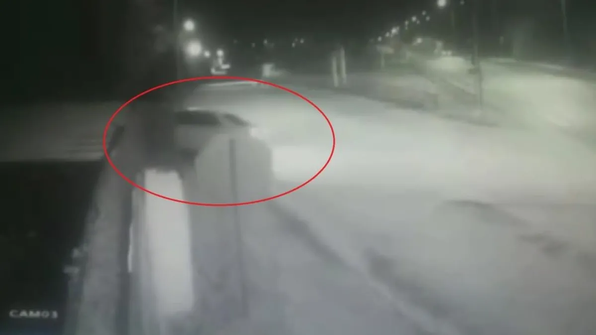 Hatay’da otomobil bahçe duvarına çarptı: O anlar kamerada Hatay’da otomobil bahçe duvarına çarptı: O anlar kamerada