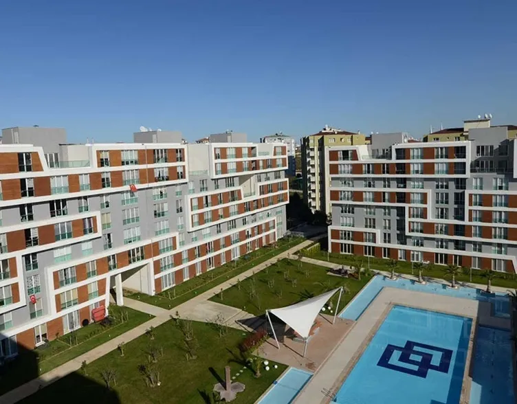 Yüz kemikleri kırıldı, hastanelik oldu! Lüks sitede pilota ayakkabı dayağı