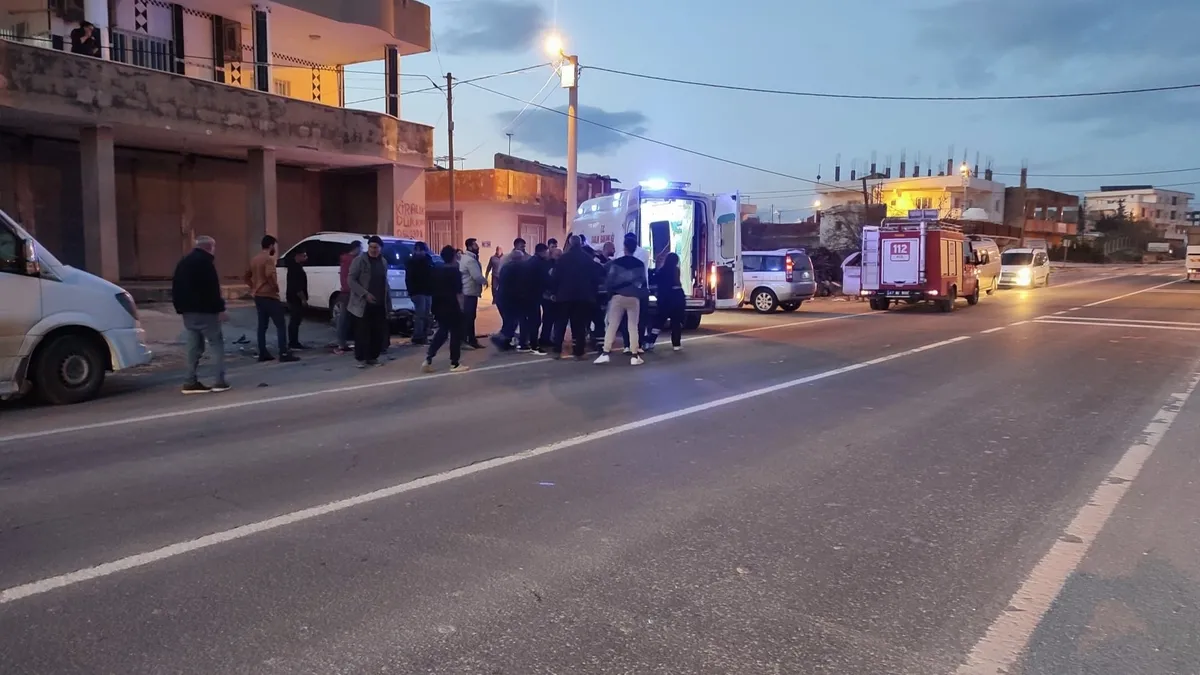 Motosiklet ile hafif ticari araç çarpıştı! 1 ağır yaralı Motosiklet ile hafif ticari araç çarpıştı! 1 ağır yaralı