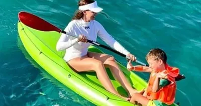 Güzel anne Fahriye Evcen’in oğlu Karan ile kano keyfine diyecek yok! Anne-oğul maviliklere açıldılar...
