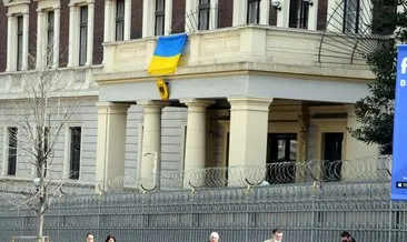 Rus –Ukrayna heyeti görüşürken konsolosluk binasına Ukrayna bayrağı astılar #istanbul
