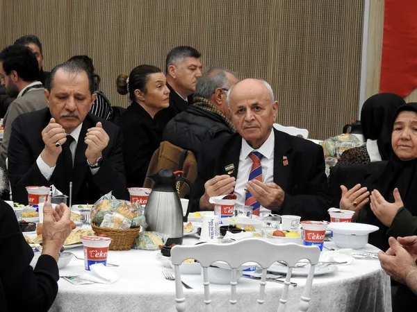 istanbul-valisi-gul-sehit-aileleri-ve-gazilerle-iftar-yapti-1771531680620.jpg