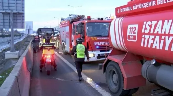 iett-otobusunun-balatalari-yanip-yolda-kalinca-trafik-kilitlendi-1739544806272.jpg