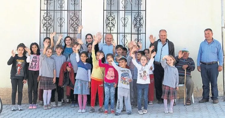 Muhtarlık binasında kütüphane oluşturdu