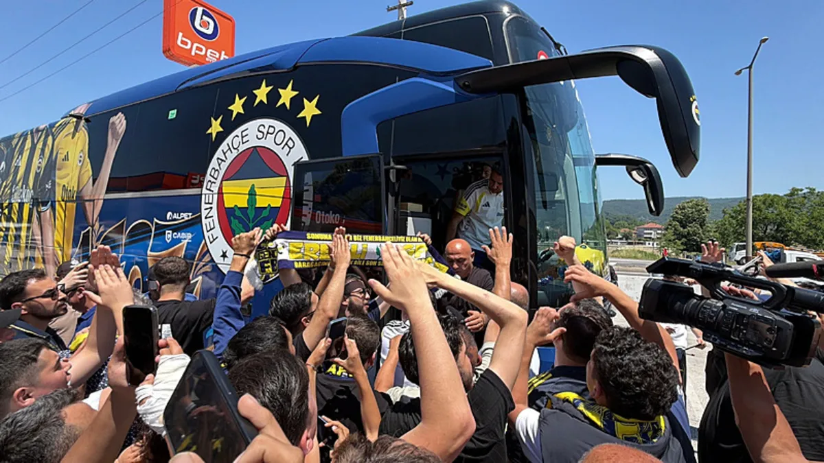 Fenerbahçe futbol takımı Düzce'de taraftarlar tarafından karşılanıyor, teknik heyete çiçek veriliyor.