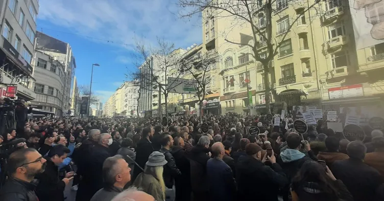 Hrant Dink ölümünün 16. Yılında Agos Gazetesi önünde karanfille anıldı