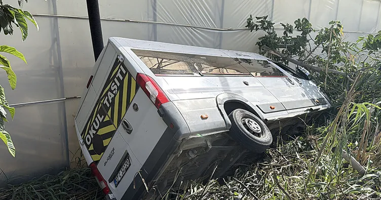 Antalya’da servis minibüsü bahçeye devrildi: 6 öğrenci hafif yaralandı