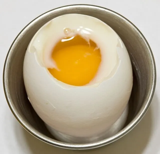 Яйцо вареное всмятку. Яйца всмятку в мешочек. Яйца с желтком всмятку. Яйцо всмятку и яйцо в мешочек. Как варить в мешочек