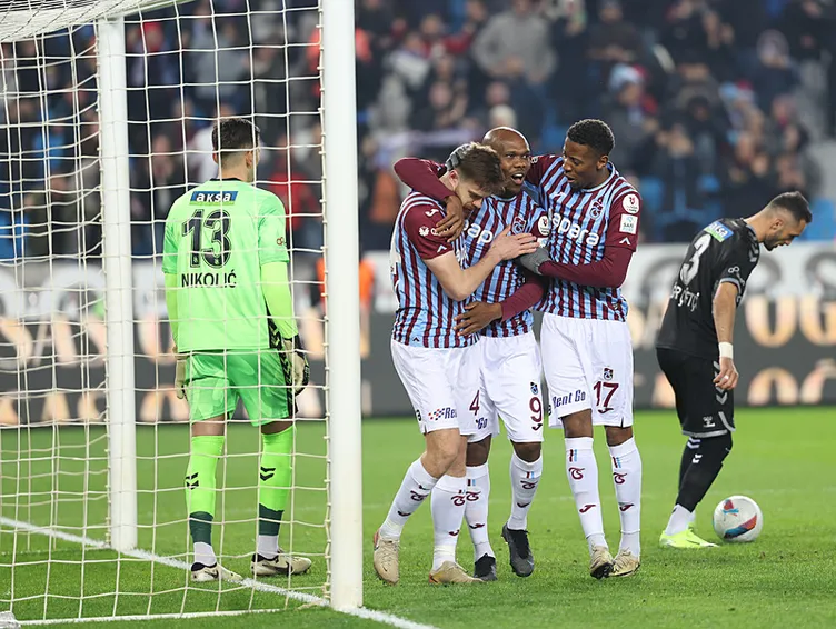 Son dakika haberi: Trabzonspor - Sivasspor maçında gergin anlar! Uğurcan Çakır penaltı kullanmak isteyince...