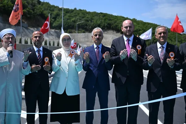 bakan-uraloglu-duyurdu-yalova-armutlu-yolu-hizmete-acildi-bir-saatlik-yol-yarim-saate-dustu-1784887055721.jpeg