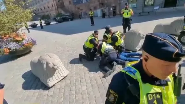 İsveç'te Kur'an-ı Kerim'e alçak saldırı! Polis, engel olmaya çalışanları gözaltına aldı | Video