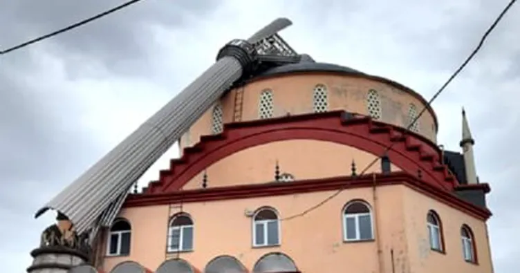 Fırtına caminin minaresini devirdi