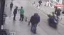 Fatih’te sokak ortasında tek yumrukla gasp kamerada | Video