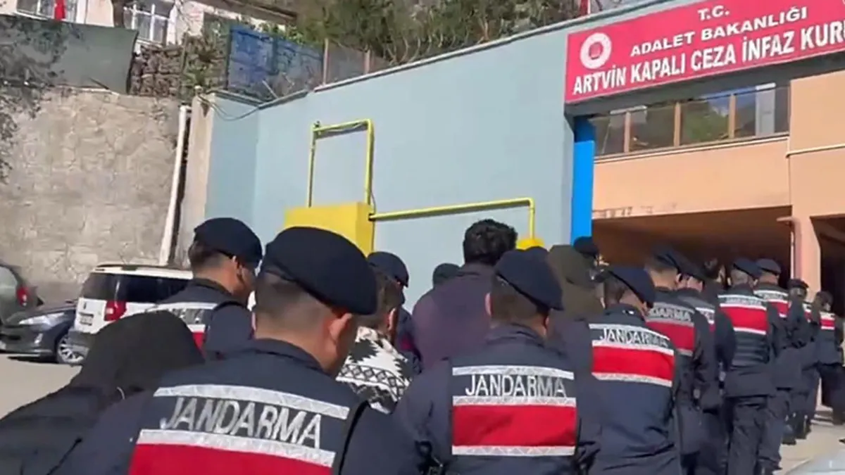 İçişleri Bakanlığı: Artvin merkezli 4 ilde organize suç örgütüne yönelik düzenlenen operasyonlarda 35 şüpheli yakalandı İçişleri Bakanlığı: Artvin merkezli 4 ilde organize suç örgütüne yönelik düzenlenen operasyonlarda 35 şüpheli yakalandı